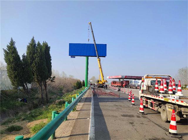 高炮广告塔之所以选择在高速公路上